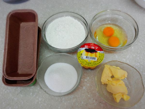 準備好材料；奶油、雞蛋、布丁自冰箱取出置於室溫下1小時；鬆餅粉過篩備用。