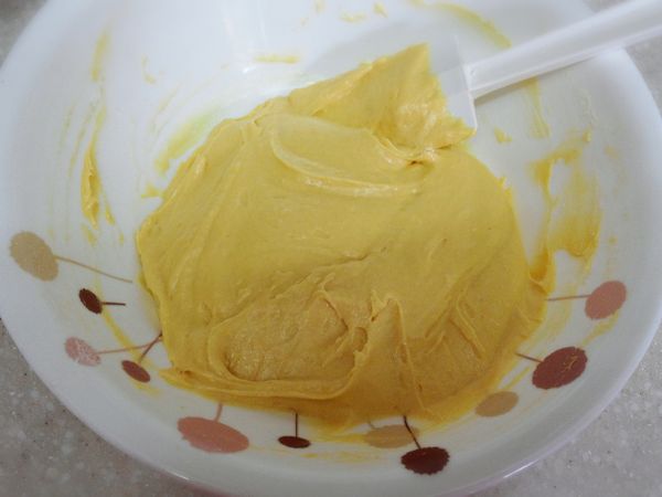 用打蛋器攪拌放軟的奶油，呈現乳霜狀後加入砂糖，攪拌至顏色稍變白，依序加入布丁、鬆餅粉和蛋液攪拌均勻備用 。