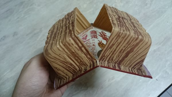 這道菜也可用雞蛋豆腐。雞蛋豆腐口感滑順，和金針菇很搭。板豆腐則是豆香味濃厚。雞蛋豆腐取出方式是將豆腐翻過來，從背面中間用刀子切開（從轉角處下刀），然後輕輕將豆腐倒在手上。