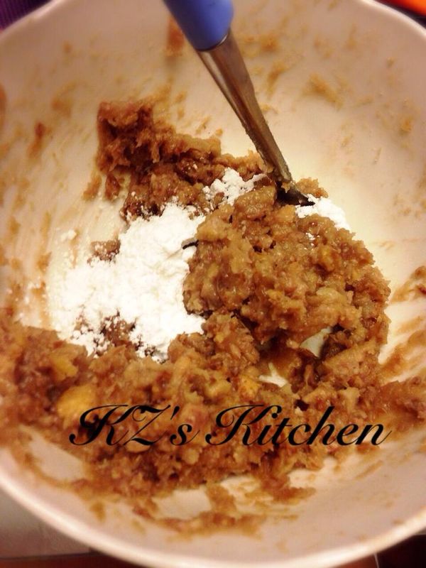 加入太白粉（芋泥才不會一下鍋就散開），捏成長條狀