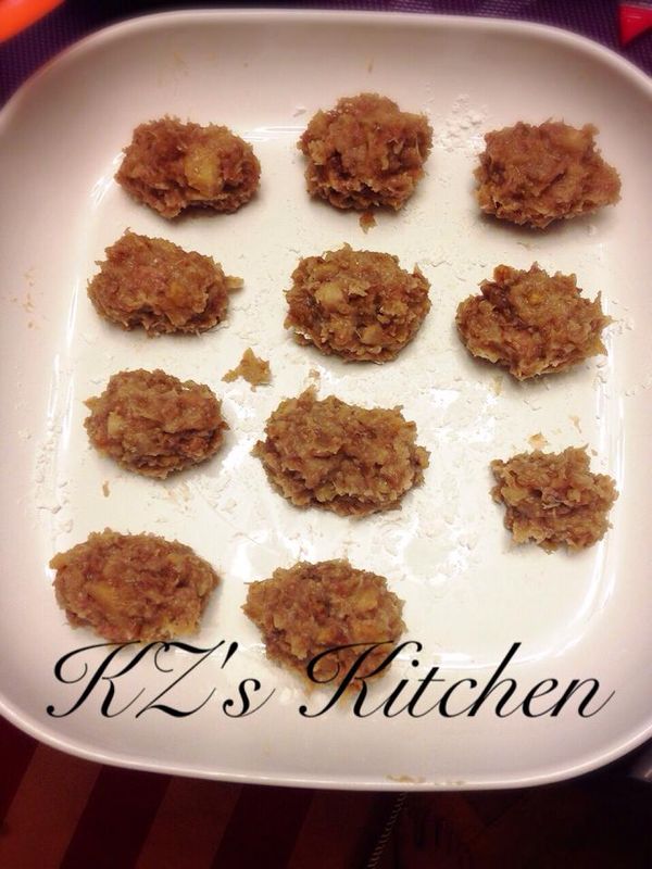 油要熱一點，內餡都是熟的下鍋後煎至金黃即可