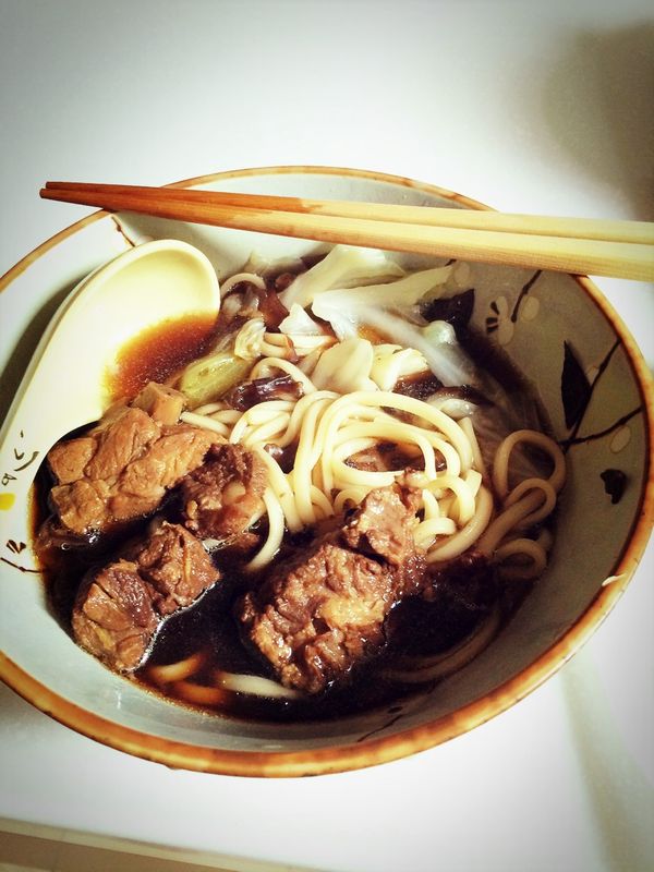 將高麗菜、黑木耳、麵條另外煮熟，再將燉好的四物排骨湯加入，就完成了。