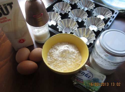 1、首先烤蛋塔一定要有蛋塔的模具，如圖這種白鐵薄的模具在這裡的超市都很容易找到。
2、塔皮材料裡的糖粉最好不要用白糖來代替，否則烤出的塔皮會比較粗。不如用糖粉來的細緻。