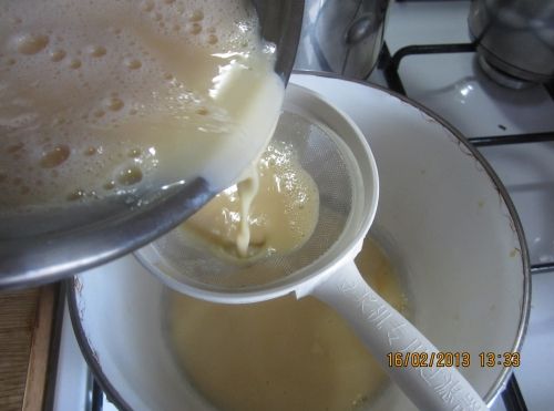 1、將蛋塔水材料中的牛奶和糖先放入小鍋中，小火煮到糖化了就關火，旁邊3個蛋打好之後加入牛奶中充分攪勻。
2、拌勻後用過濾網將蛋塔水過濾。