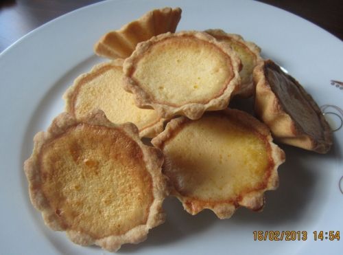 冷了以後，用手輕輕一壓，烤出來的蛋塔很容易就可以脫模了！這樣子就可以吃了。這也是我們家最常吃的蛋塔。