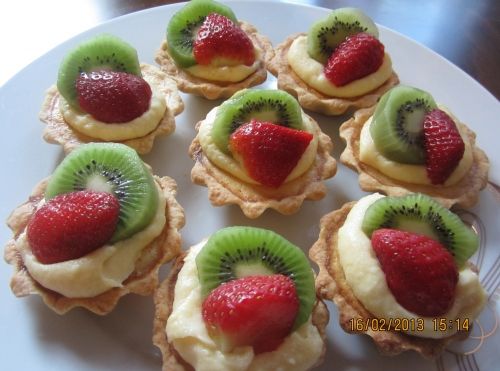 如果宴客，只要在蛋塔上加些水果裝飾即可，中間可用鮮奶油或是和我一樣用自製的奶油醬也可，奶油醬可參考德國蛋糕裡的內餡做法即可。