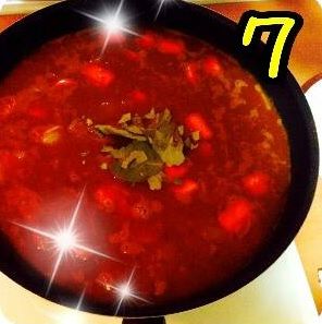 將雞蛋打成蛋汁液並加入有機尼諾蔬菜調味粉5g調味後備用。先將平底鍋用中小火熱鍋後將蛋汁液分4次均勻的平鋪在鍋內讓它成為黃金蛋包片狀。準備自己喜歡的盤子將白飯用圓型碗成型後放入盤子上舖上蛋包片→淋上有機尼諾番茄牛肉咖哩醬汁即可上桌囉!(美味健康100分)