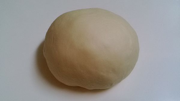 所有食材混和攪拌至麵團光滑，再蓋上濕布靜置10分鐘。