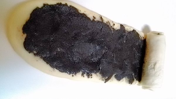 麵糰擀成長條狀並擠出麵團內多餘空氣，抹上黑芝麻醬。