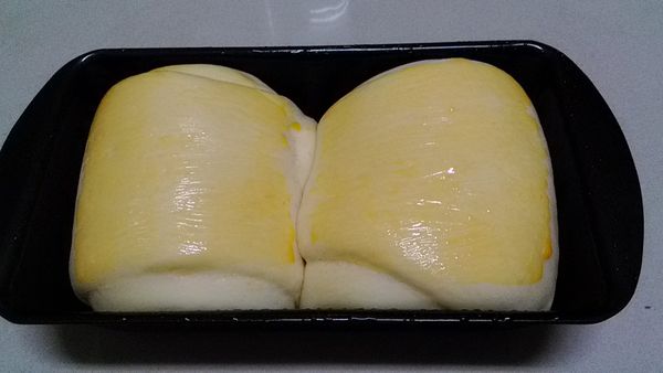 放入烤箱內發酵約45~90分鐘(視氣溫調整)，待膨脹2~3倍大後於表面塗上一層蛋黃液可防止表面焦黑。