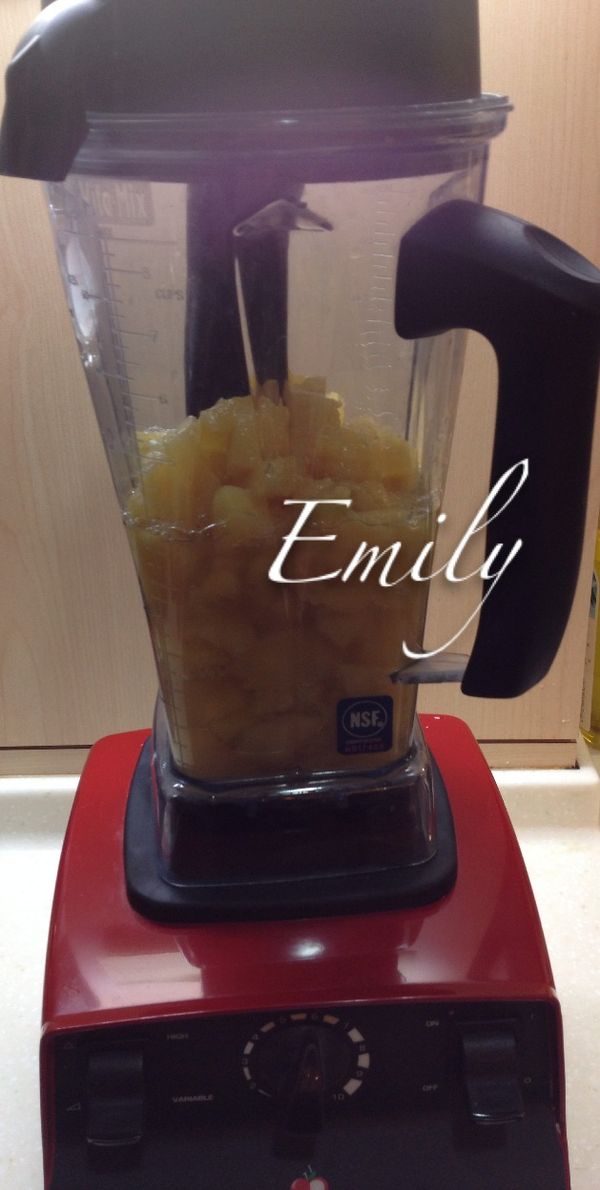 將新鮮鳳梨用果汁機打成果汁(喜歡吃鳳梨纖維的朋友此步驟可以省略, 因為我們家小朋友不喜歡吃的粗粗的纖維, 所以才打成果汁狀)