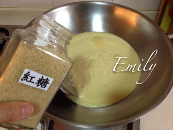 加入細砂糖後, 小火慢慢熬煮至沸驣