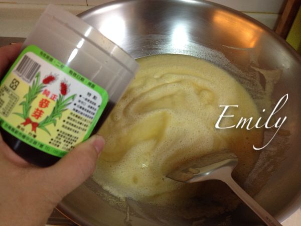 加入麥芽糖以小火熬煮至湯汁變成濃稠