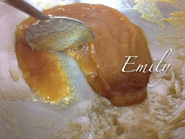 過程中需不停攪拌至濃稠, 最後加入糯米粉攪拌均勻