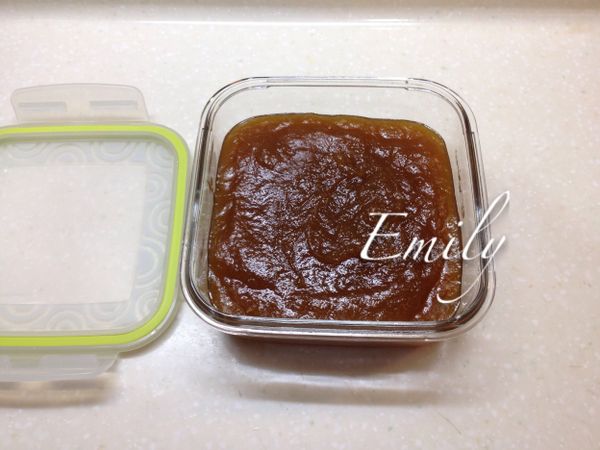 完成的鳳梨餡放入保鮮盒中, 等待完全放涼