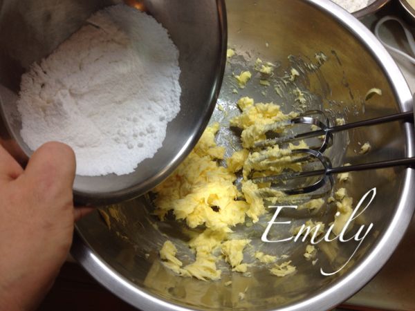 將奶油與糖粉拌勻後打發