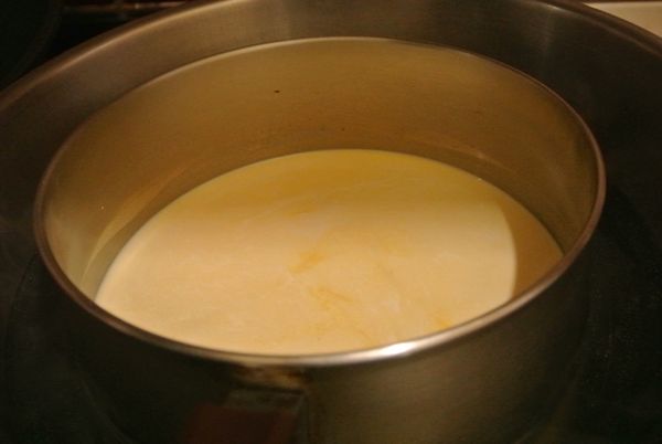 南瓜泥蒸熟放涼，把牛奶跟鮮奶油攪拌均勻，並過篩，這樣會比較細緻，避免南瓜沈澱！