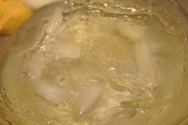 吉利丁泡冰水，軟後就可以抓起來，瀝乾水分