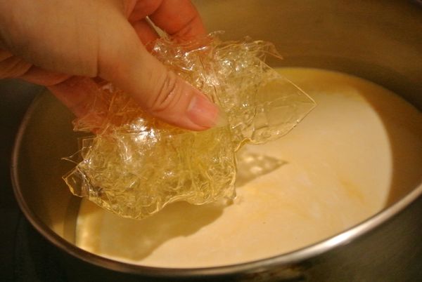 把液體隔水加熱，微溫就可以囉，不用煮到冒煙，液體有溫後，就可以放入泡軟的吉利丁片，攪拌到吉利丁完全融化