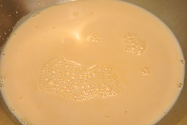 再過篩1～2次，這樣做出來的奶酪會更細緻喔！
多了這個步驟，也可以確認吉利丁是否有徹底溶解