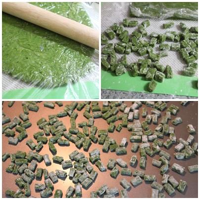 待麵糰完全冷卻後, 放在工作台上桿成片狀. 切成適當大小後, 灑上些許粉(片栗粉或地瓜粉)防沾
    ** 多餘的可以裝夾鍊袋冰冷凍保存