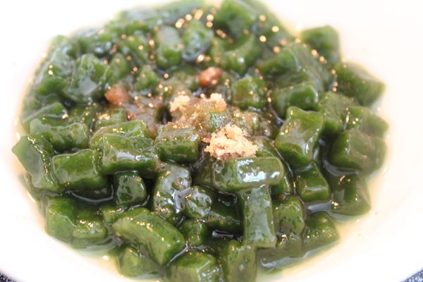 下鍋煮3分鐘或至煮熟即可撈起. 趁熱拌入少許黑糖