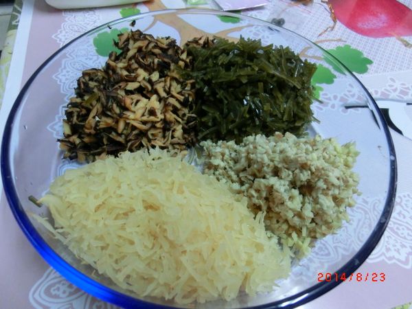 先將所有食材準備好
薑切細碎
香菇、海帶、珊瑚草切細絲