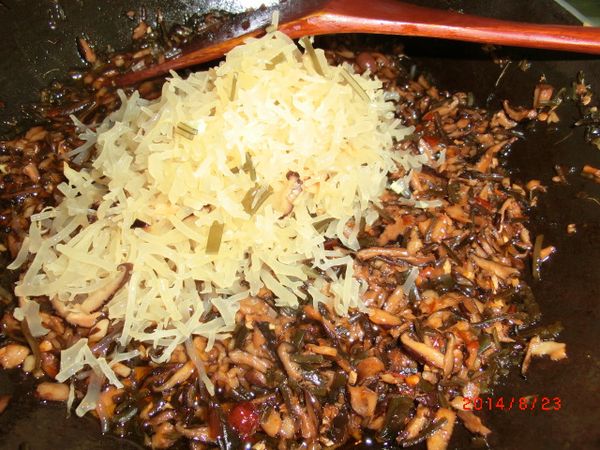 先把薑炒出香味，再將其餘食材下鍋拌炒，
必須持續拌炒以免焦掉。