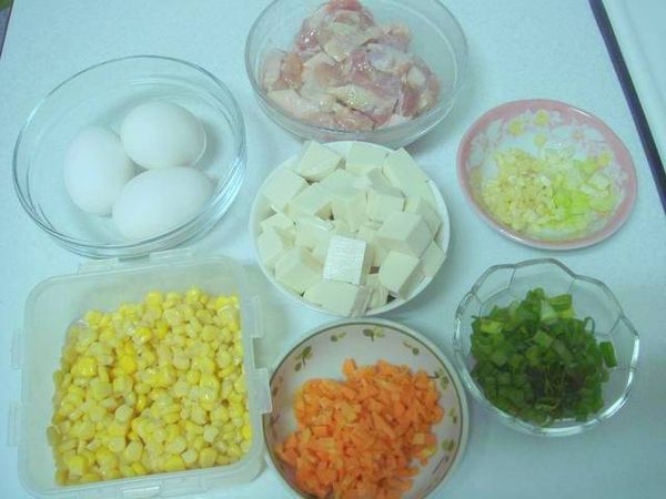 雞腿肉洗淨擦乾，切成2.5cm大小，再和＜醃肉醬料＞醃漬30分鐘以上；蒜頭、青蔥和紅蘿蔔切成末，雞蛋打散備用。