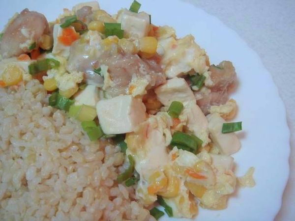 稍微收乾醬汁後淋上蛋液，加入蔥綠即完成。