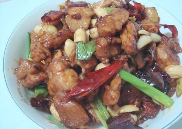 大火收乾醬汁後加入花生、蔥綠拌炒一下即完成。