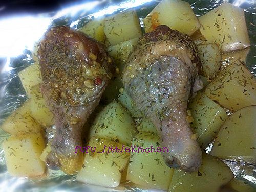 將雞脾仔放於薯仔上，再撒上雜錦香草及黑胡椒。