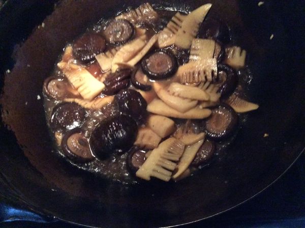 起油鍋，爆香蒜末，加入冬菇、冬筍，略炒後加入一碗泡冬菇的水，適量醬油、蠔油、糖、胡椒粉調味，蓋上蓋略燜一會兒，用糯米粉水勾芡，起鍋前淋些麻油。