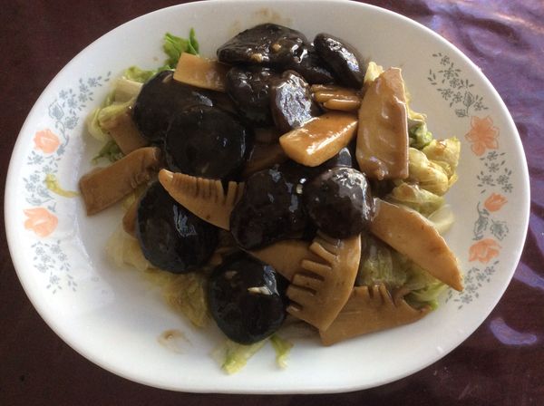 生菜葉撕成塊在滾水中稍燙軟即可，不要燙太久，水中可加些沙拉油，燙好瀝乾，放在盤中，冬菇、冬筍舖在上面就可以了。