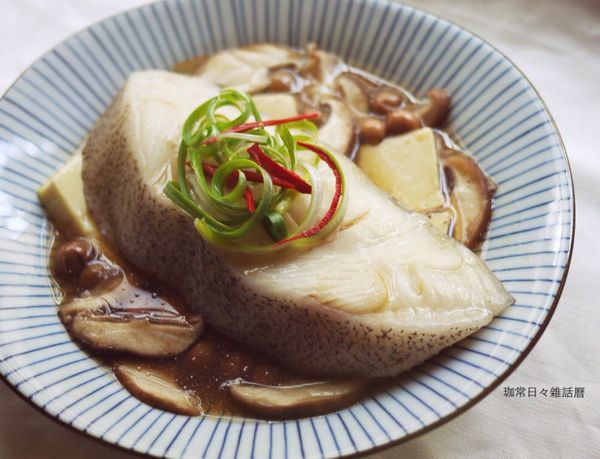 將放在冰水捲曲的蔥絲取出和辣椒絲一起擺盤，簡單好味道又營養的珈常菜完成！
 
  一般大家常做的都只是單單蒸魚，可是我喜歡多加豆腐和香菇，
 
這樣可以多些料～少煮一樣菜!
 
是Roka偷吃步。。。