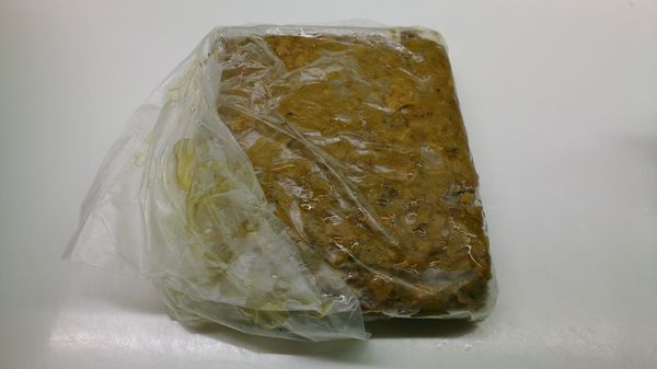 冷凍破布子塊解凍,板豆腐以重石壓1小時出水,炸豆包切小塊,九層塔洗淨切碎備用