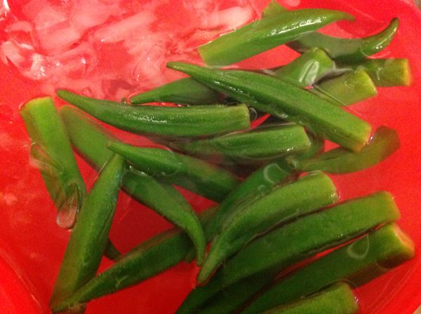 撈起秋葵，放入冷開水中降溫。開水裡可放冰塊。