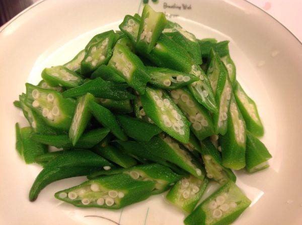 撈起秋葵，斜切成片狀，裝盤。