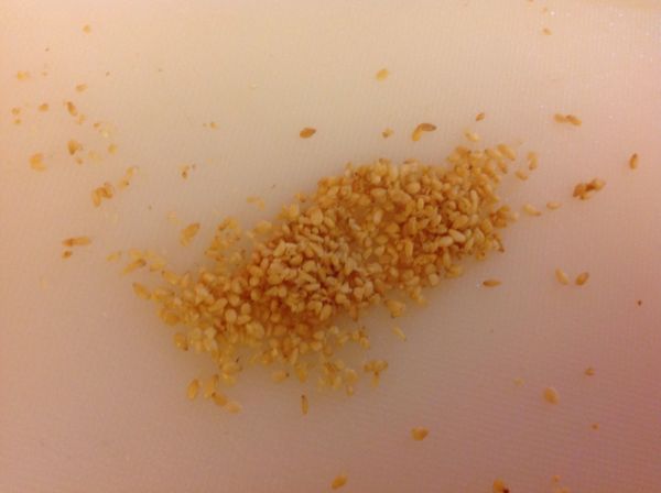 白芝麻用刀剁碎，再和其他醬汁調勻。