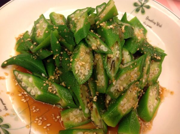 把醬料淋在秋葵上即可。