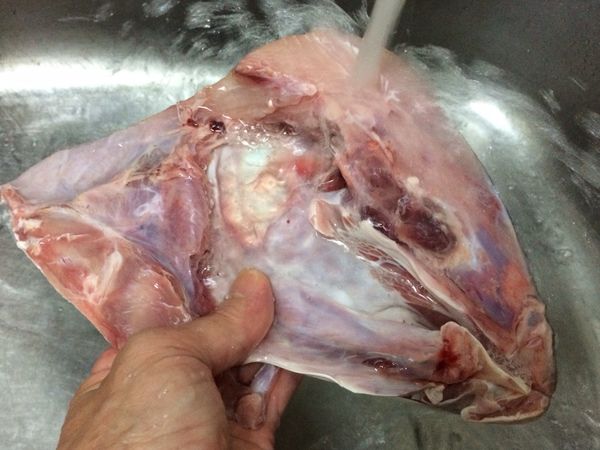 將魚頭上的鹽巴沖洗掉