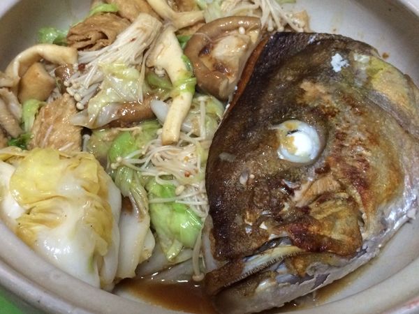 煎好的魚頭放砂鍋底，放進食材②，倒入作法（⒌）和水一起熬煮，食前加香菜及喜愛的青菜即可。