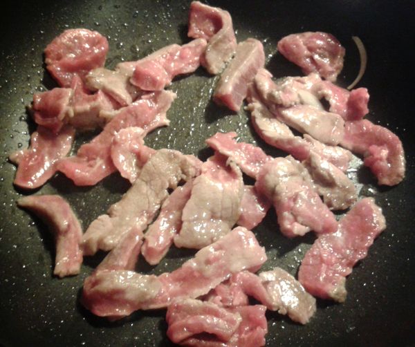 先將牛肉醃15分鐘，熱鍋加油把牛肉快炒至5成熟，盛起備用