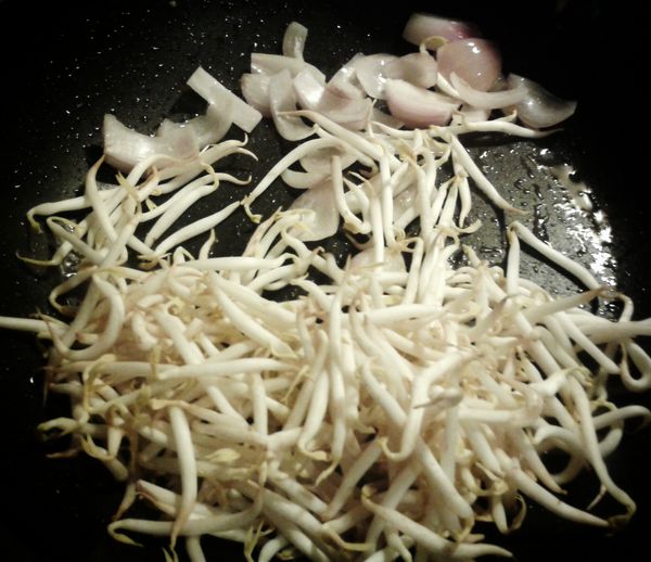 將洋蔥，芽菜略炒兩分鐘