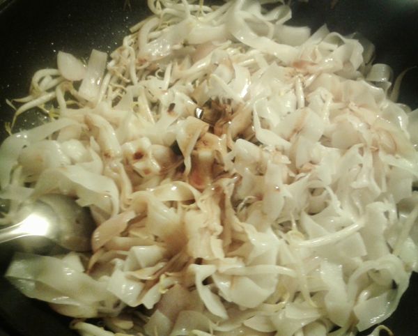 加河粉及醬料，拌炒均勻至河粉變軟