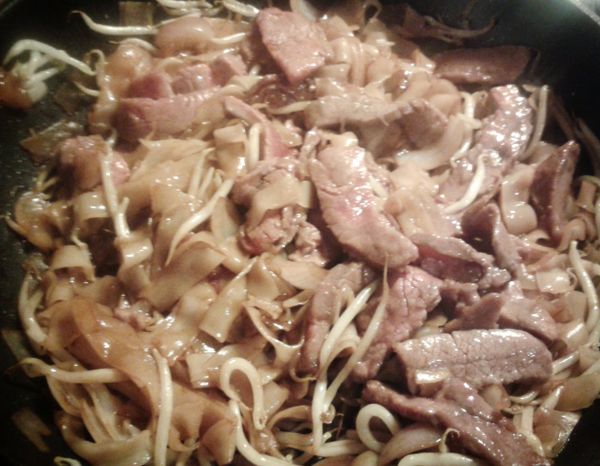 再加入牛肉拌炒均勻約兩分鐘即成