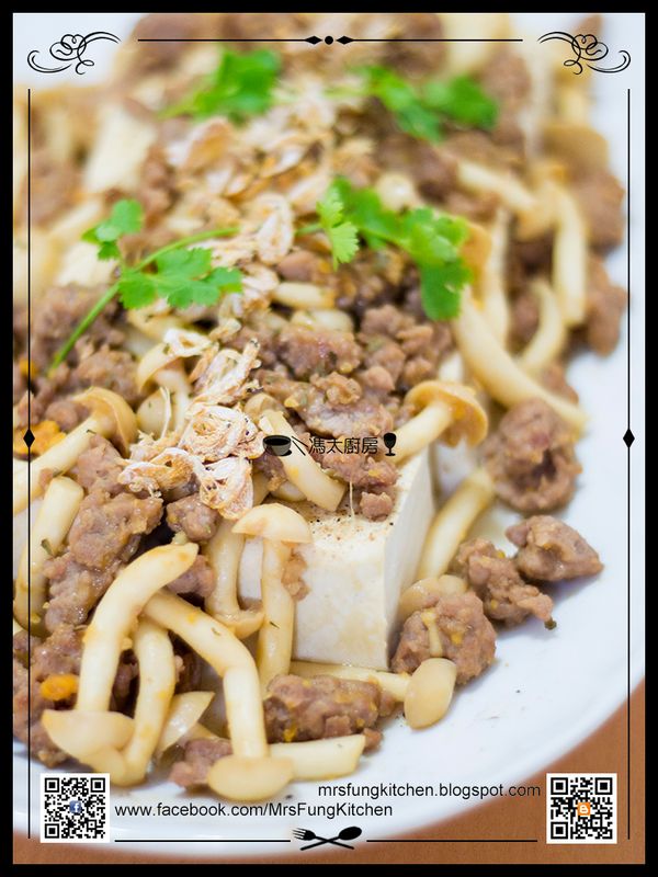 將炒熟的肉料，放在䔡好的豆腐上面。灑上蝦米乾碎及配上裝飾。請慢用！
