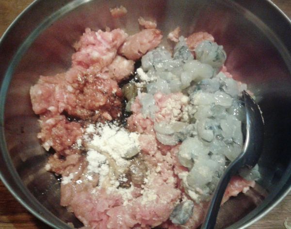 鮮蝦洗淨去腸，用刀背拍切粒，將豬肉，蝦及調味料放進碗內拌勻，放入冰箱15分鐘備用