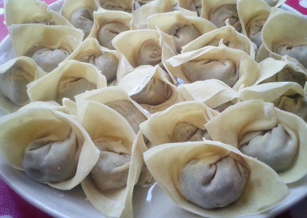 煮滾高湯，放雲吞煮至全熟，大約5分鐘，雲吞會浮面