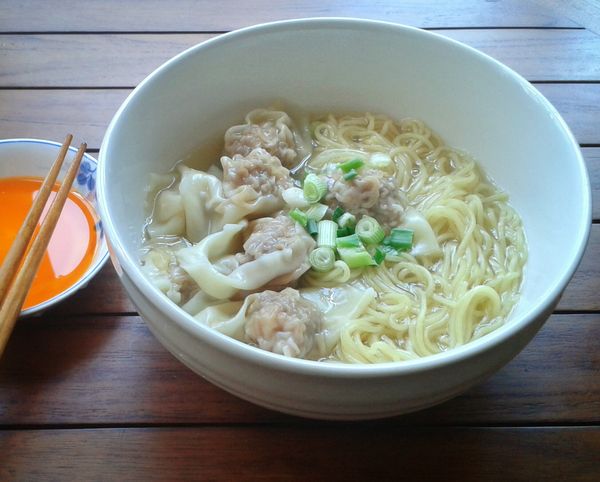 再將雲吞麵放入高湯內，按照包裝指示煮熟，配上雲吞，灑上蔥花即成！